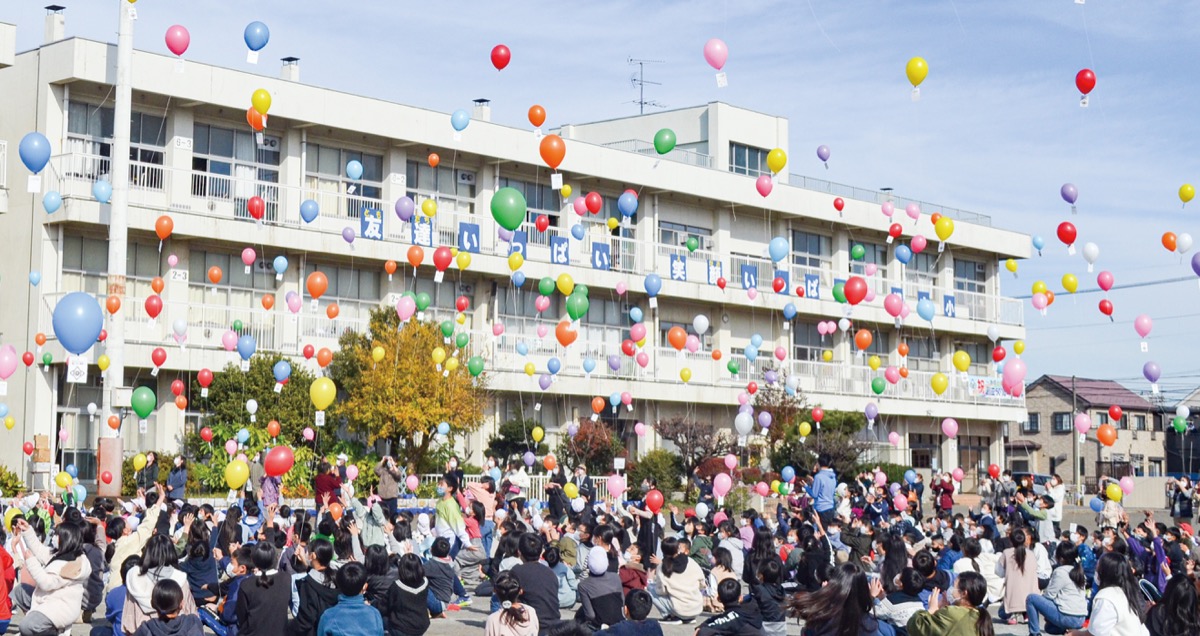 代表児童の号令とともに一斉に放たれたバルーン=11月29日