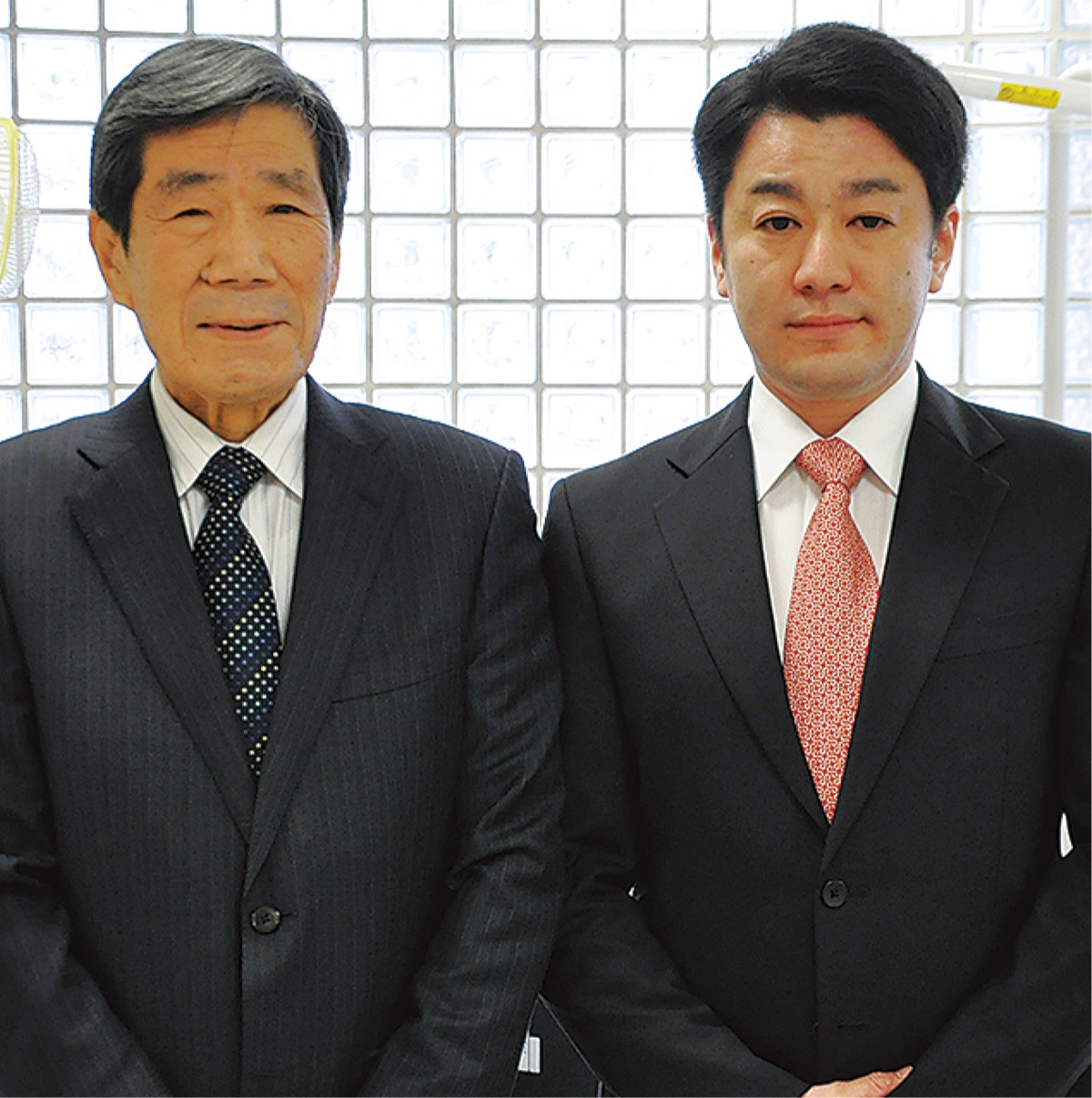ごとう・あきと（右）…淵野辺出身。今年開業６５年を迎える後藤歯科の３代目院長。（写真は前院長・哲哉氏と）