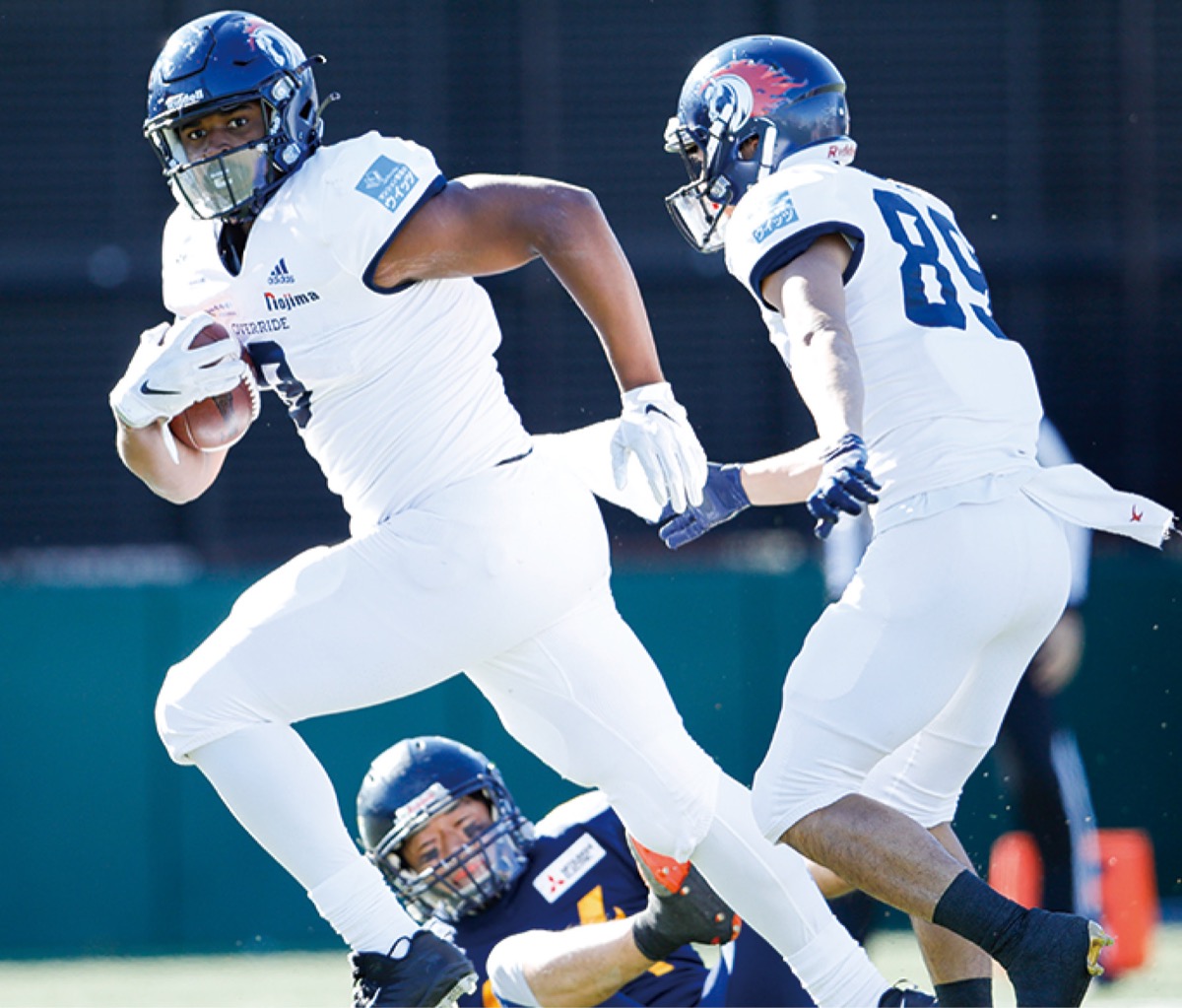 鋭い突破力が光った♯９ジェンキンス（左）＝Photographs by Kohei SAEKI 