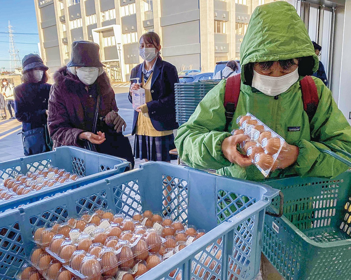 同校のブランド卵「相こっこ卵」を購入していく客