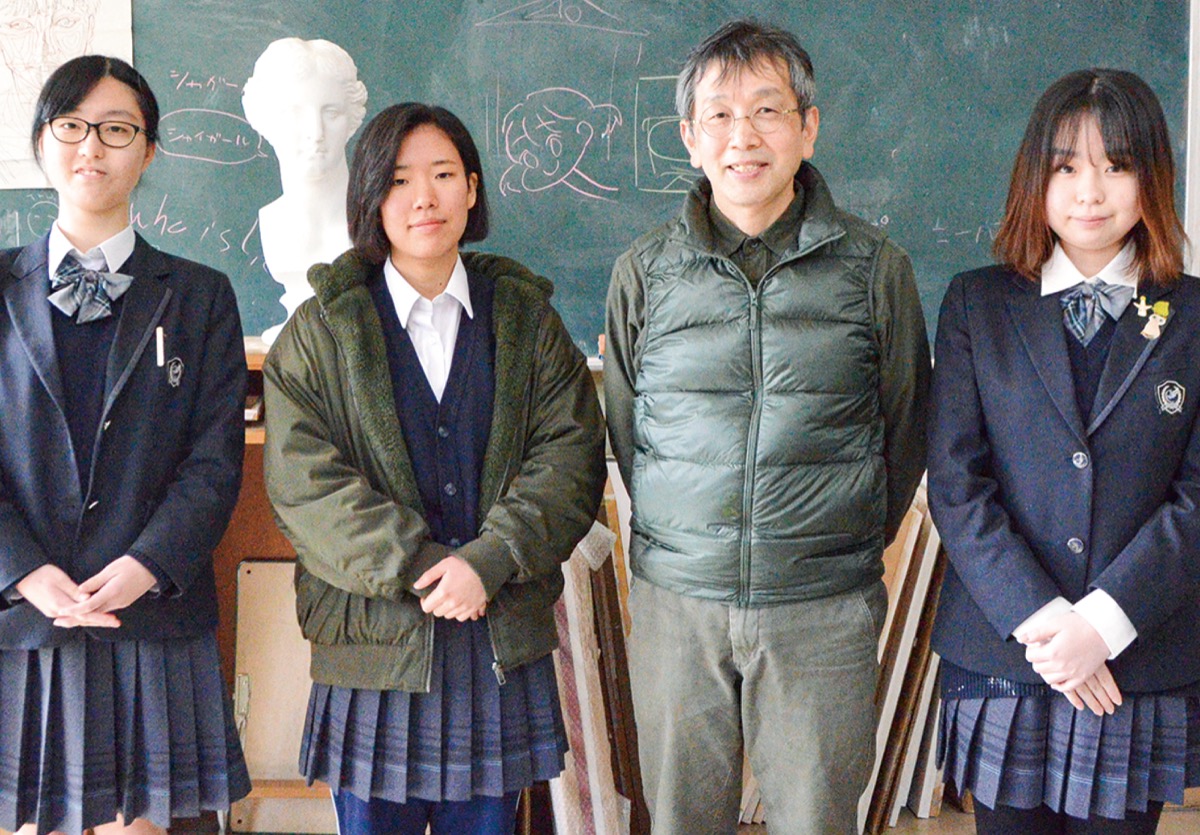 連覇を成し遂げた（左から）高橋和花さん、金子さん、横山教諭、松宮月乃さん