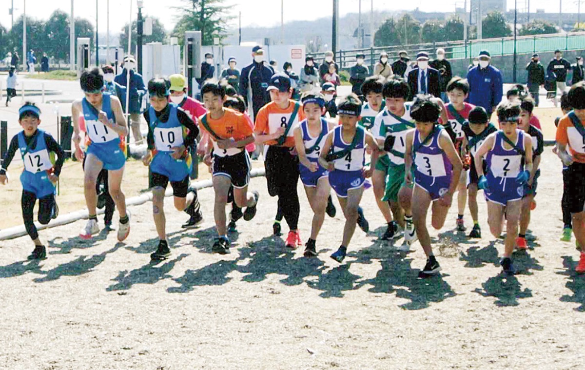 スタートを切る男子駅伝の部の出場選手たち
