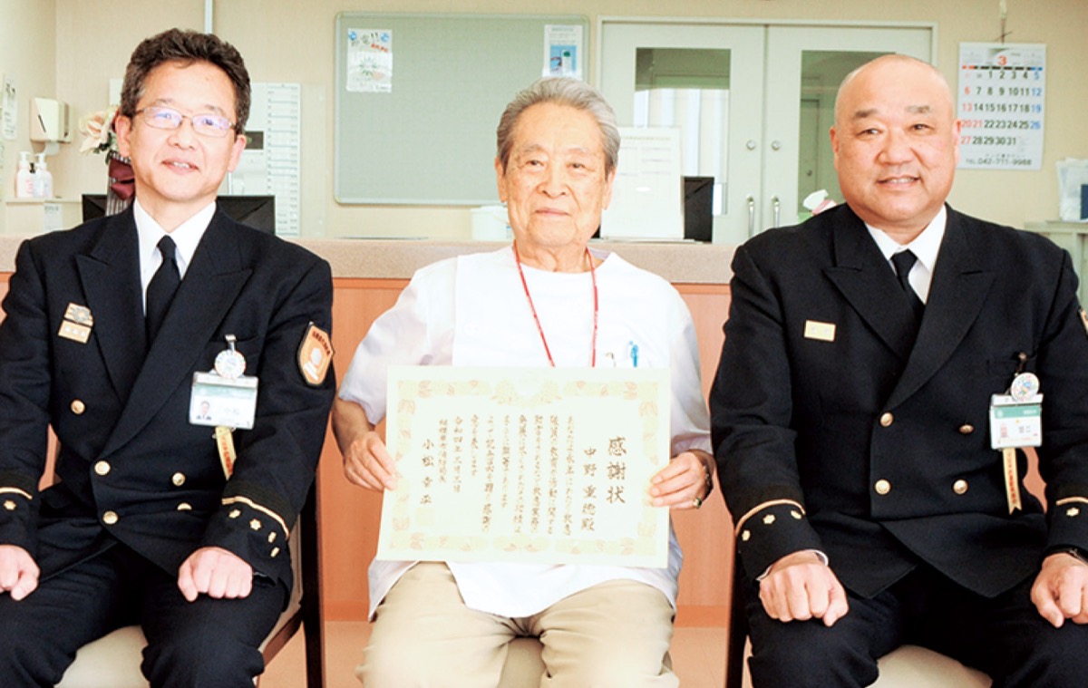 感謝状を持つ中野理事長（中央）