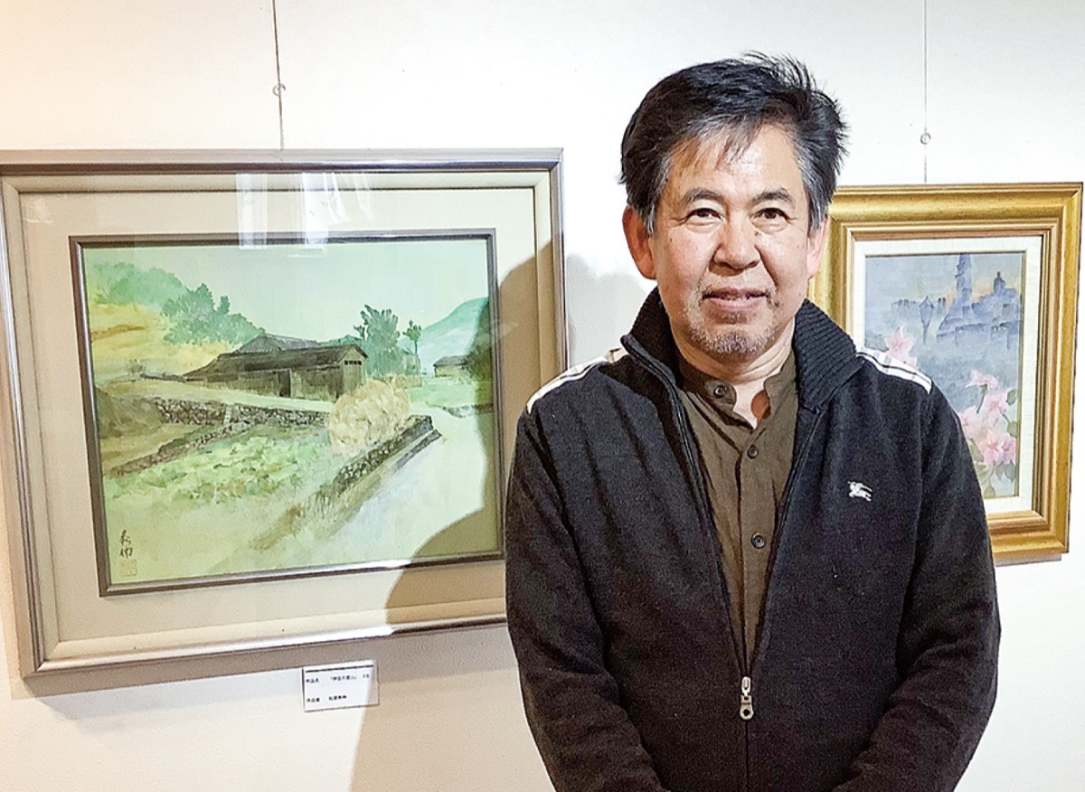 作品『伊豆の里山』の前に立つ松原氏=3月28日、同画廊