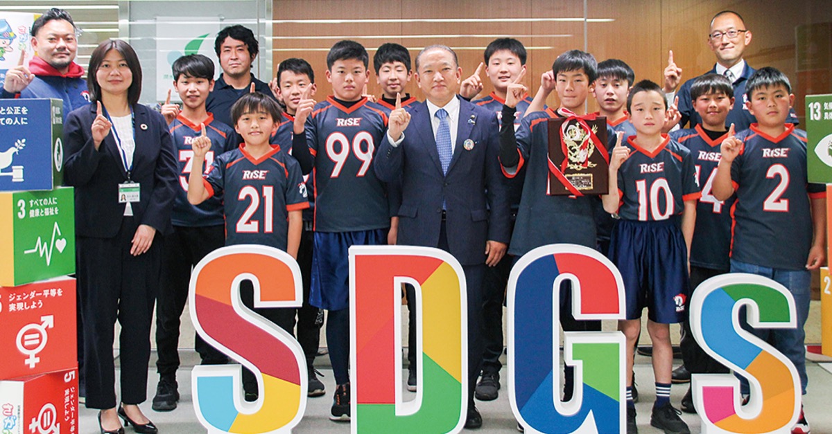 表敬訪問した選手やチーム関係者ら。前列右から4番目は本村市長=4日