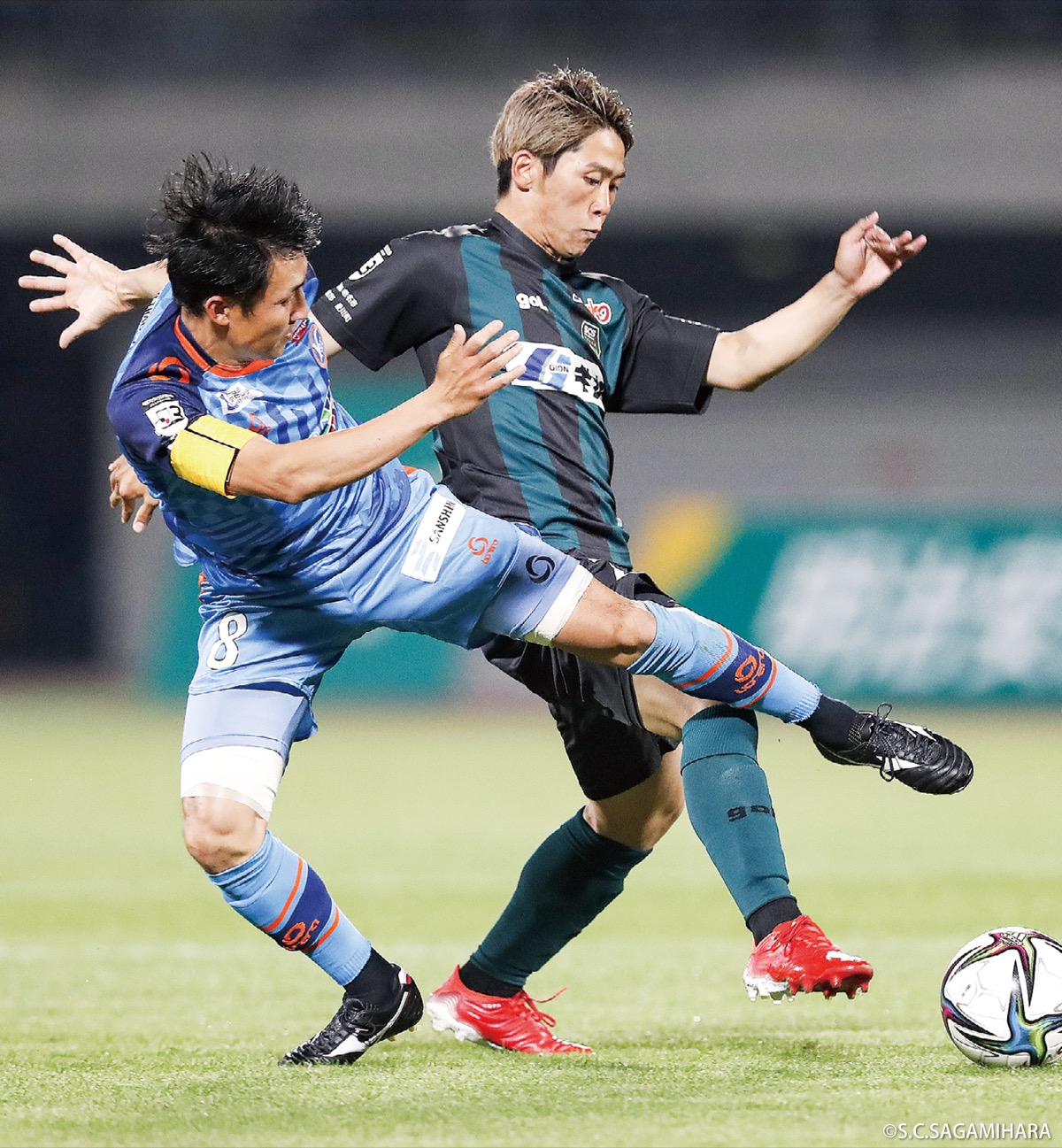 神奈川ダービーらしく激しく競り合う両チームの選手