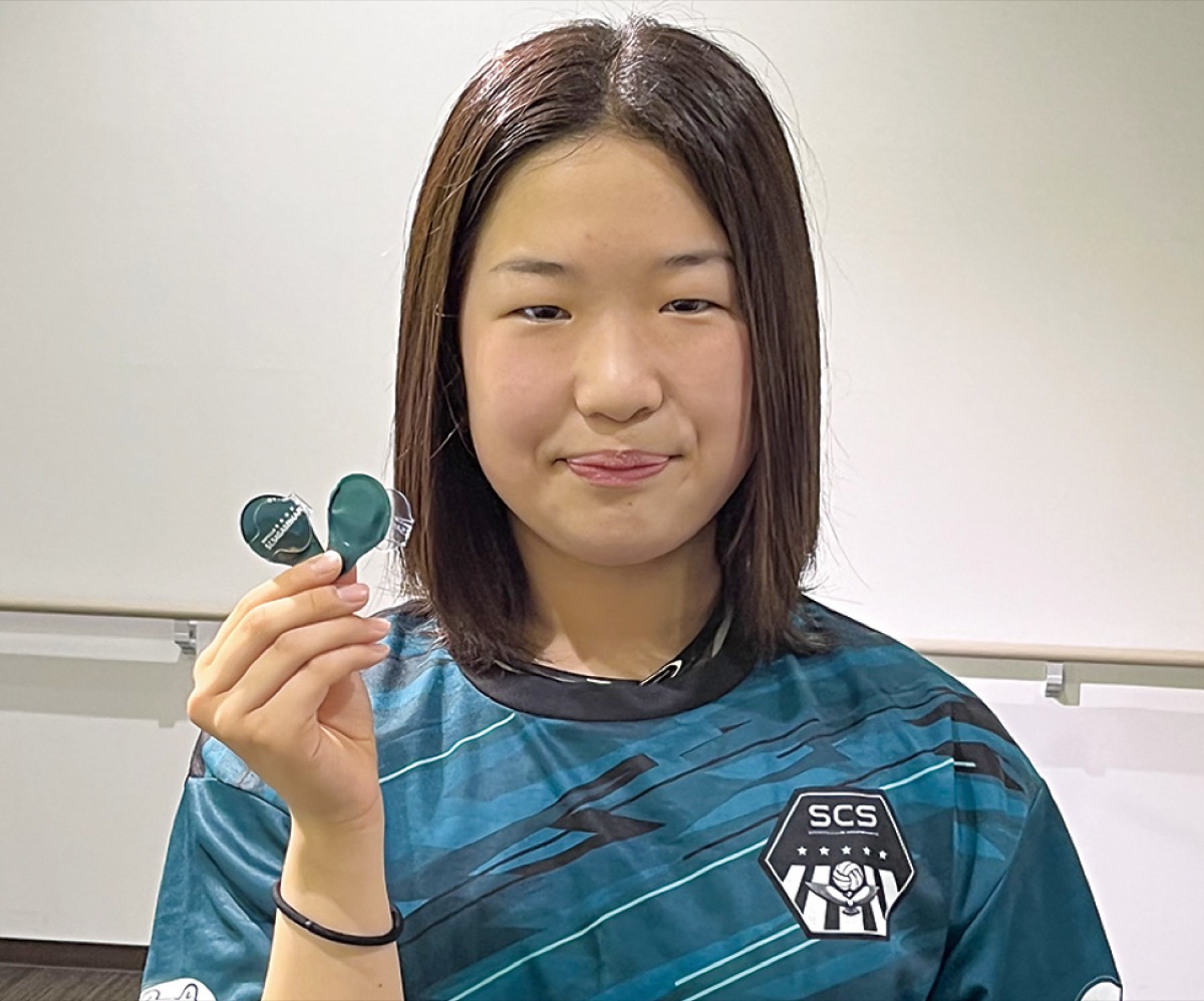 テリッパを手にする嘉手納さん