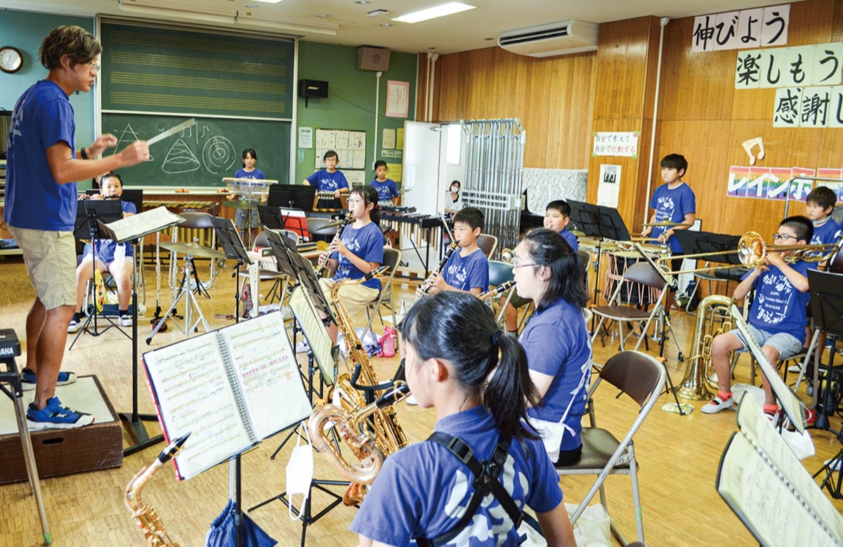 東関東大会に向けて合奏に励む団員たち。指揮は竹川耕一郎教諭＝８月22日