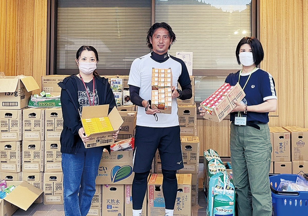 支援活動をする水野さん（中央）＝提供写真