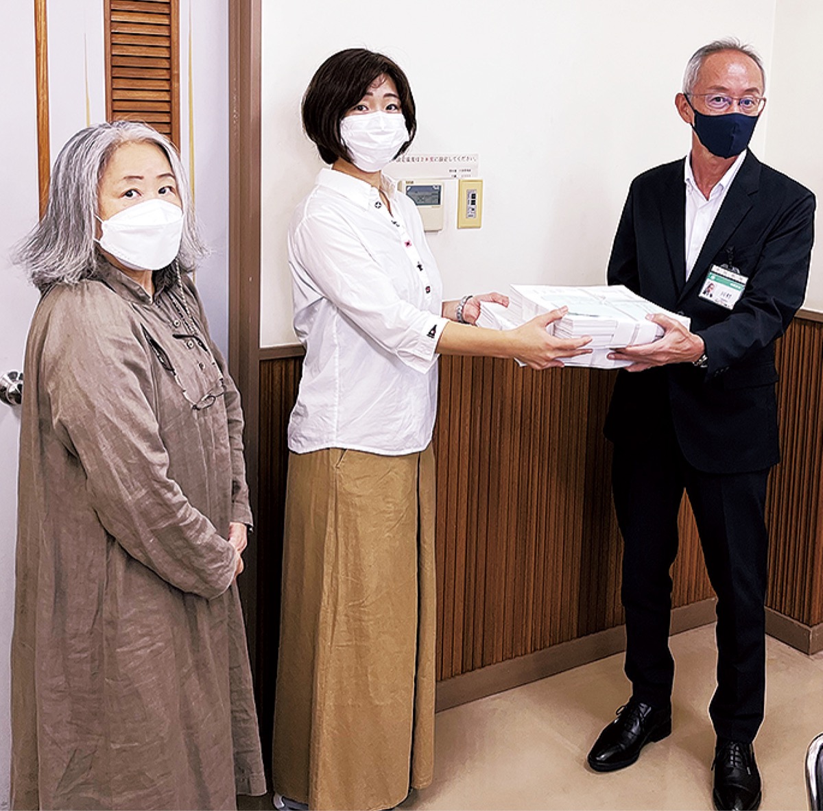 署名を提出する坂本さん(中央)