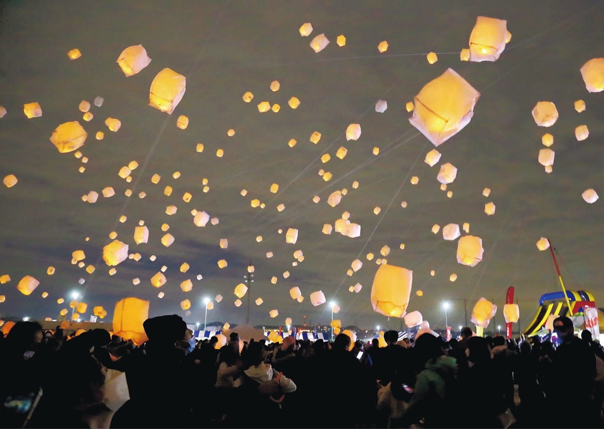さがみはらフェスタ 補給廠に活況再び 初日はランタン夜空舞う