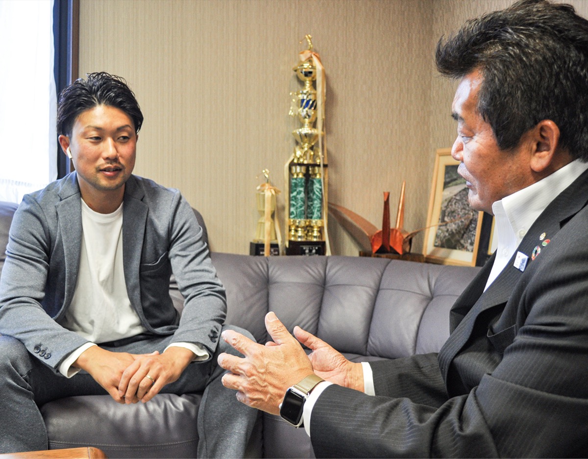 事業、サッカーについて語り合う井上さん（左）と久野さん