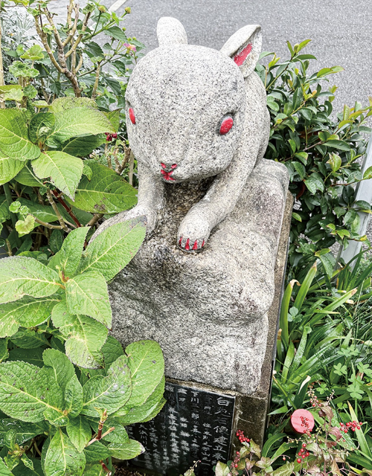 奉納された白兎石像