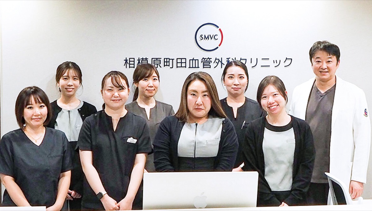 クリニックスタッフと大久保院長（右）