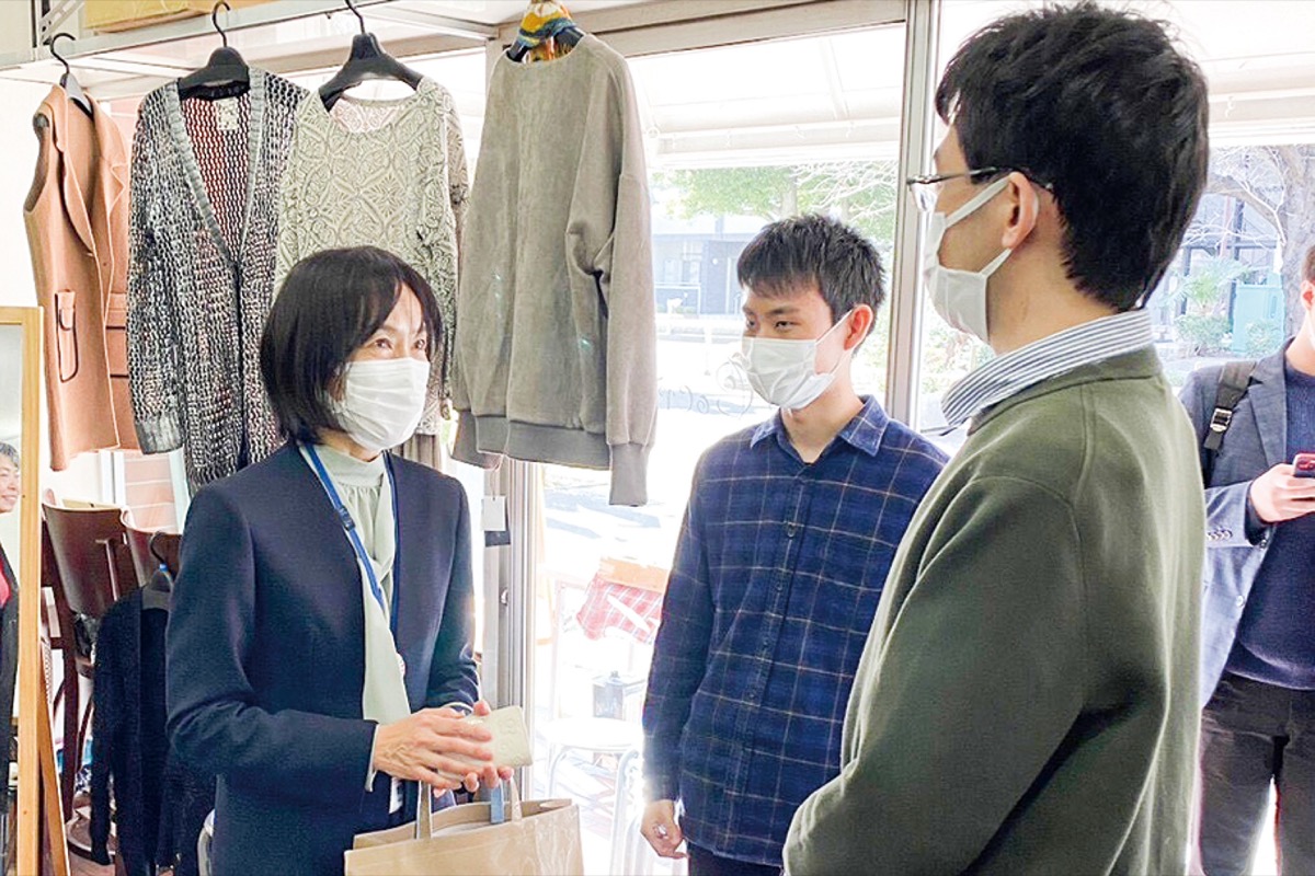 視察に訪れた田野倉和美中央区長（左）