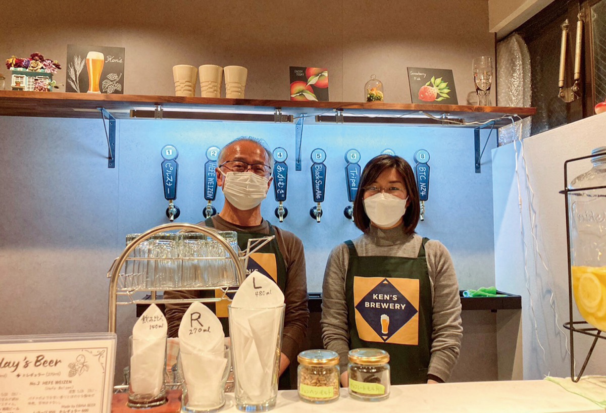 店舗運営を手伝った参加者（右）。ケンズブルワリーの沼田賢一オーナーと