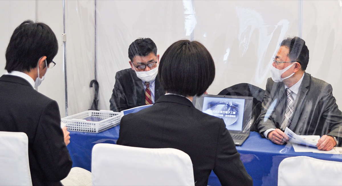 企業ブースの様子。学生に説明をする担当者