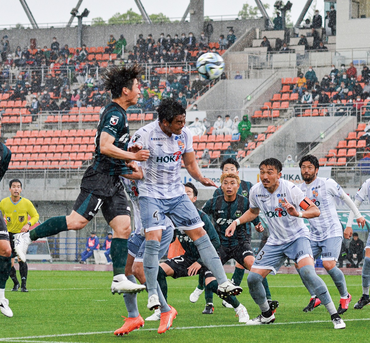 前半、コーナーキックに頭で合わせるFW安藤