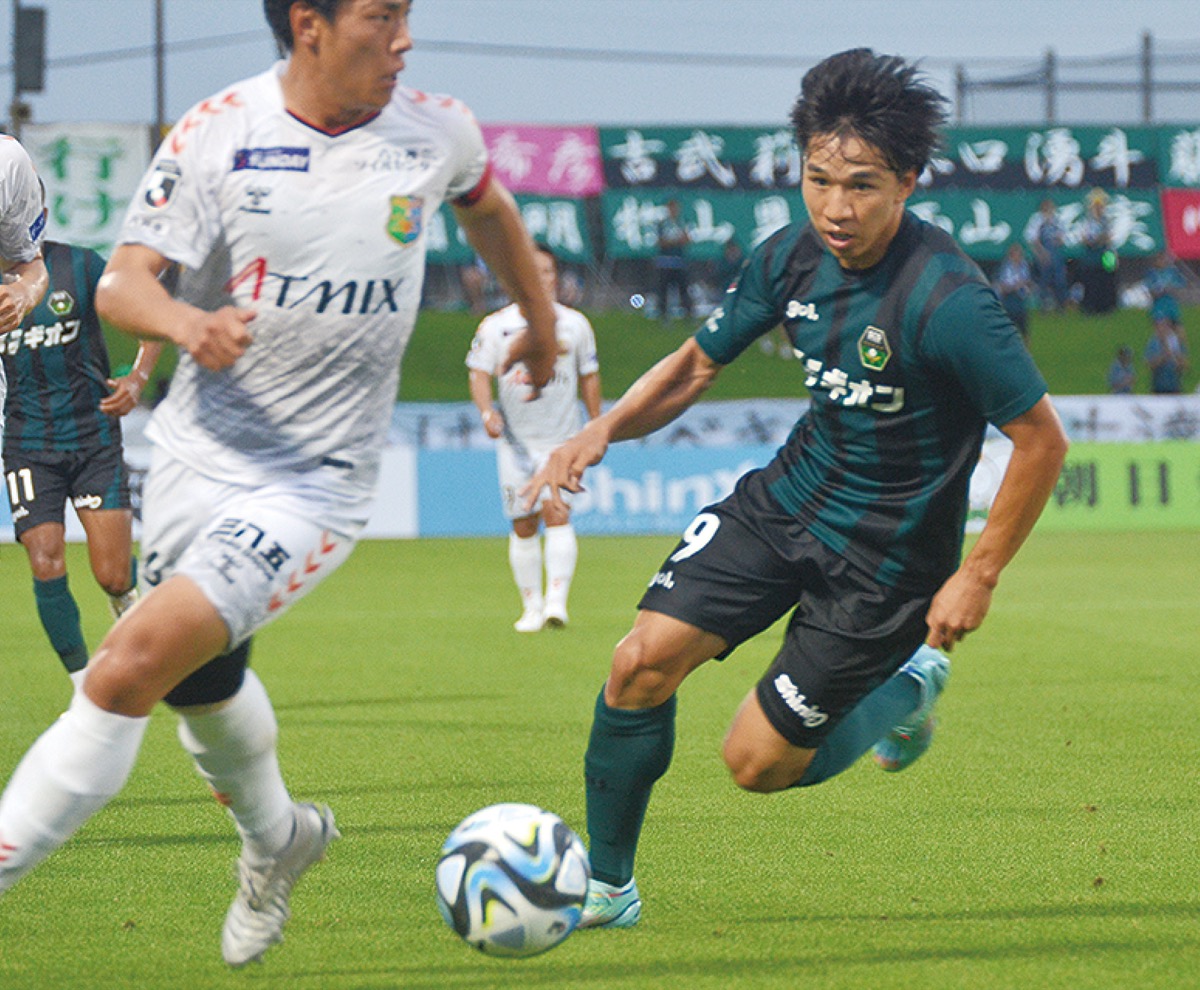 前線から果敢にチェイスするＦＷ藤沼