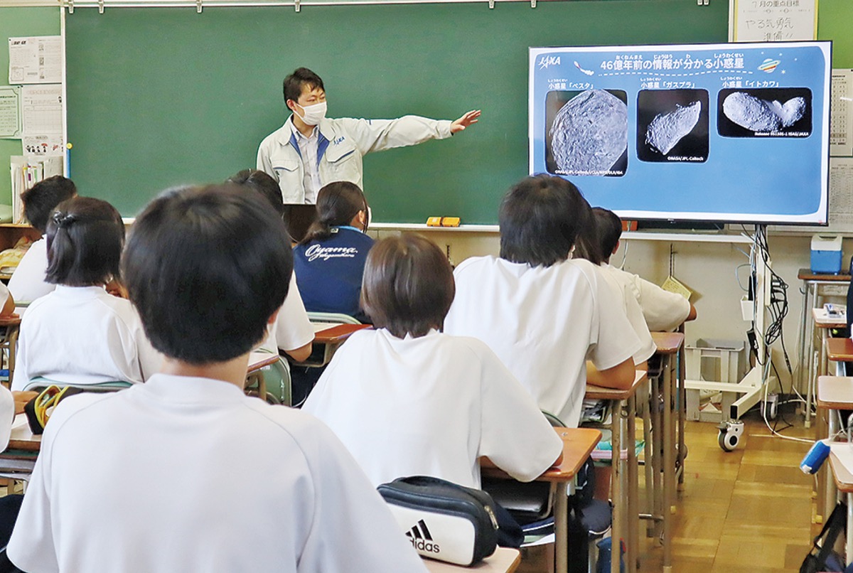 JAXA津田教授ら はやぶさ2題材に授業 小山中で「探求心」説く