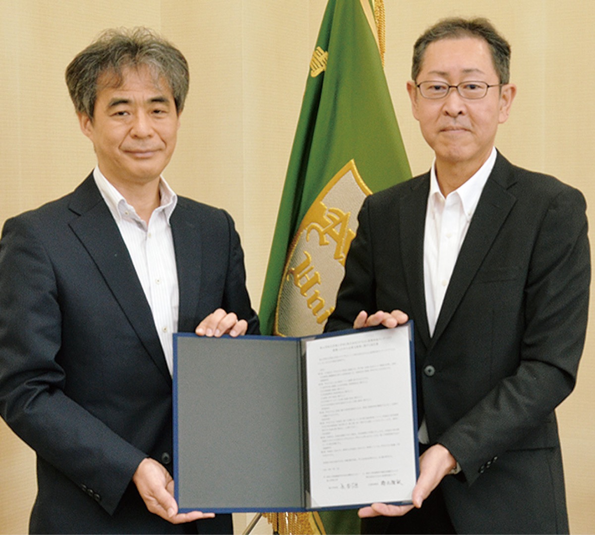 橋元代表(右)と長学部長