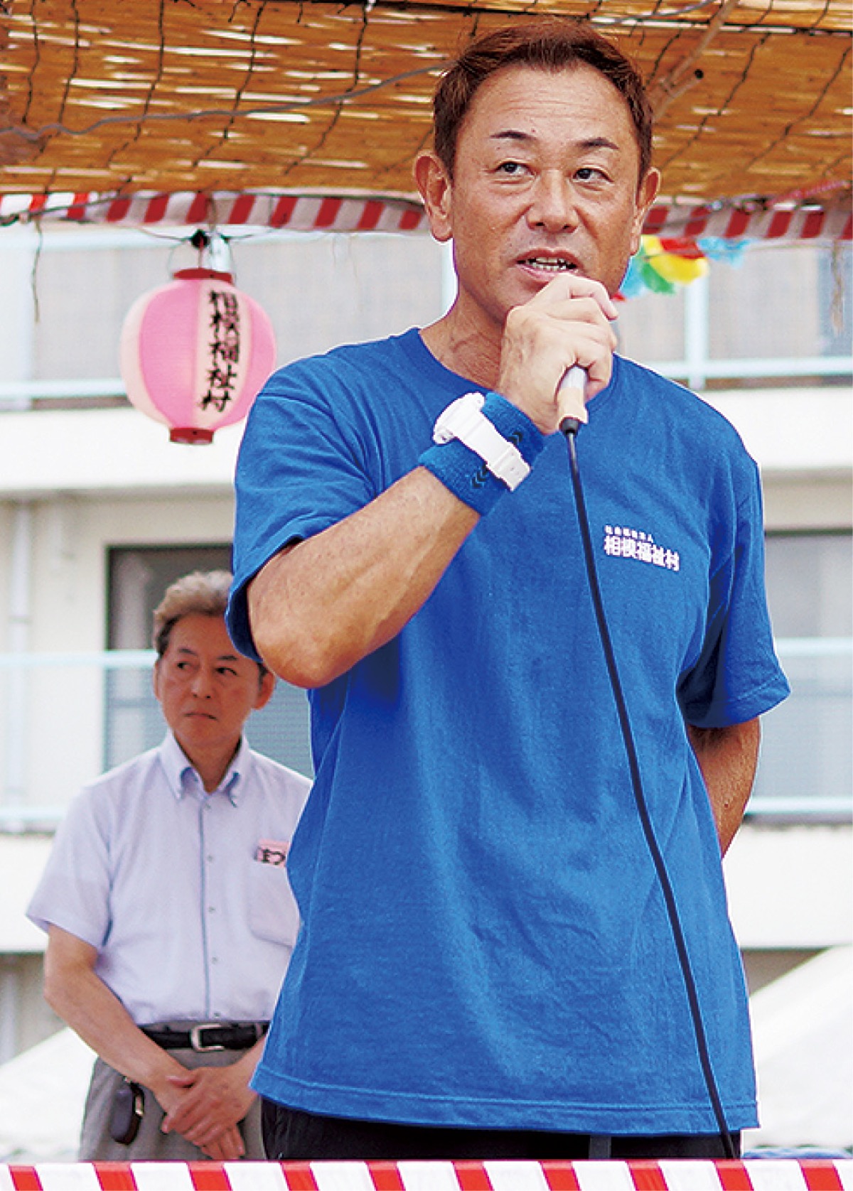 あいさつに立つ赤間理事長