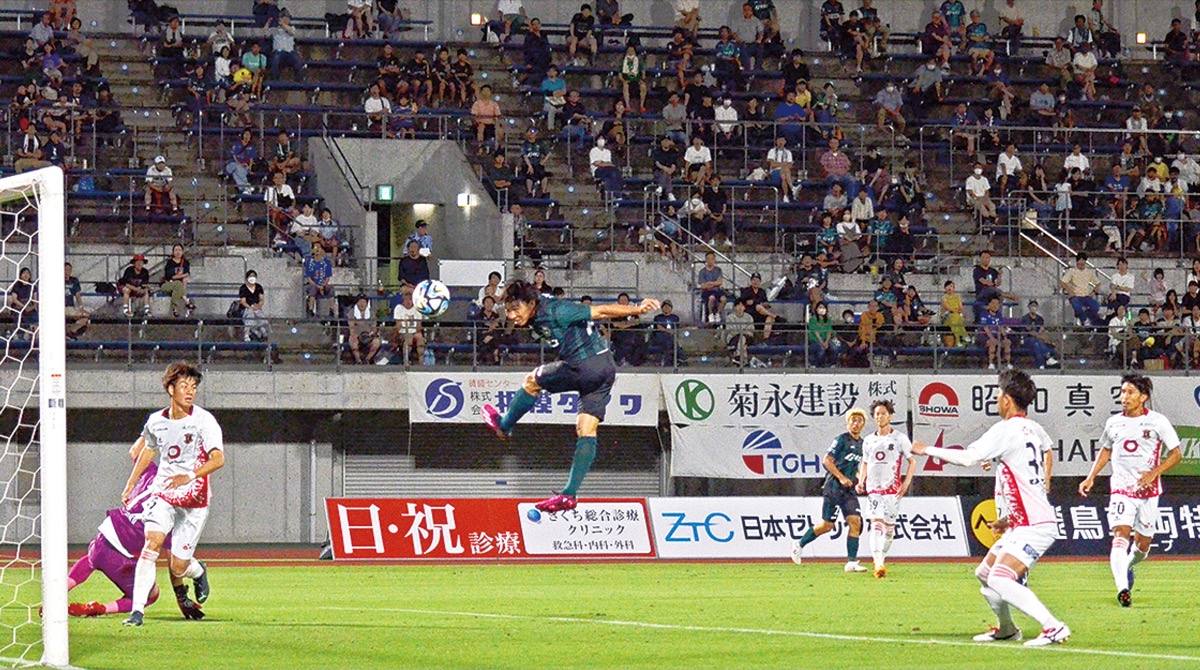 ヘディングでゴールに迫るFW藤沼(7月15日)