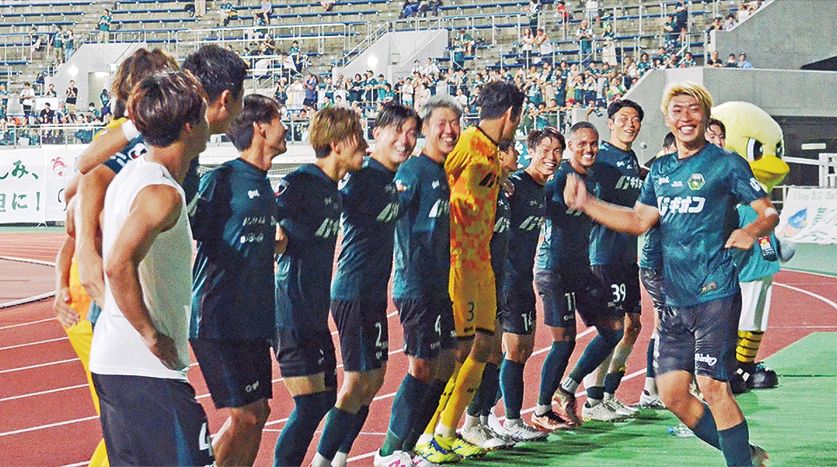 試合後、サポーターと勝利を祝う選手たち