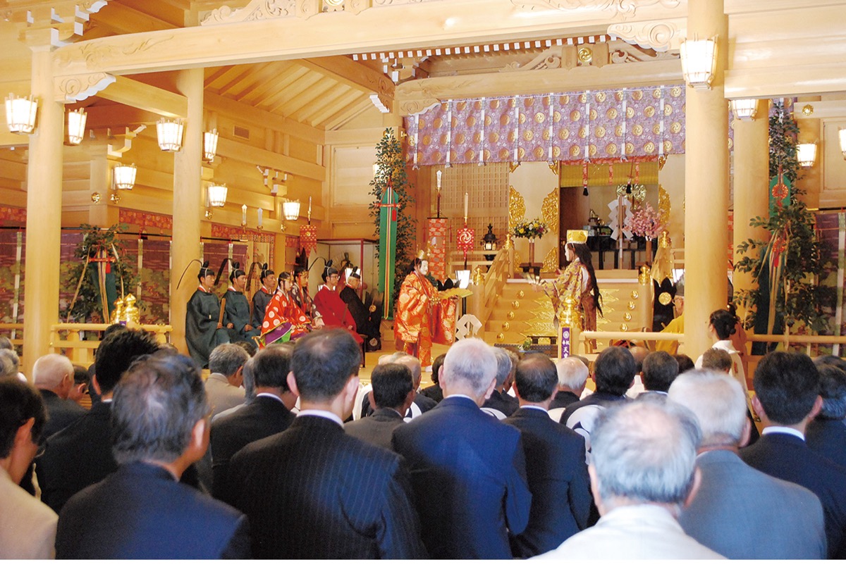 御社殿での厳かな神事の様子=同宮提供