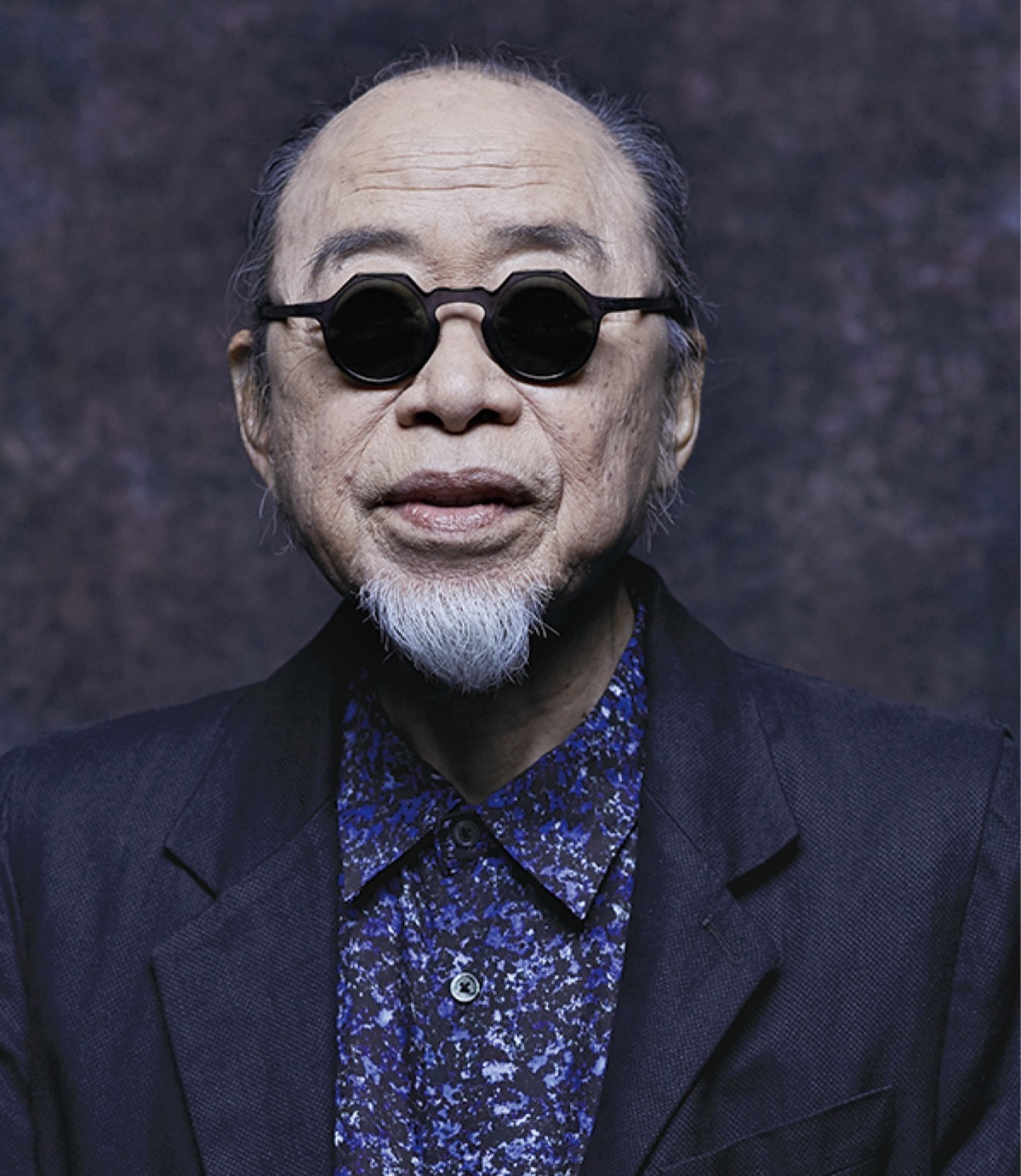 小椋佳／東京上野出身。東京大学法学部卒業後、日本勧業銀行（現みずほ銀行）に入行。93年退職後、同大法学部に再入学。文学部思想文化学科哲学専攻で修士号を取得。この間に初アルバム「青春・砂漠の少年」を発表。3作目のアルバム「彷徨」は100万枚のセールスを記録した。以来、ソングライターとして布施明、中村雅俊、堀内孝雄、美空ひばりなど、多数のアーティストへ作品を提供。『シクラメンのかほり』『俺たちの旅』『夢芝居』『愛しき日々』『愛燦燦』など数多くのヒット作品を生み出す。