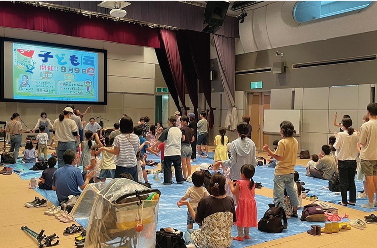 リズム体験をする参加者＝提供