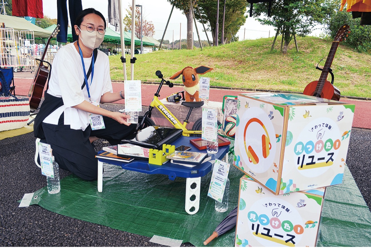 ギオンスタジアムの周辺に設けられたブースで、イベントの準備をするブックオフの矢野さん