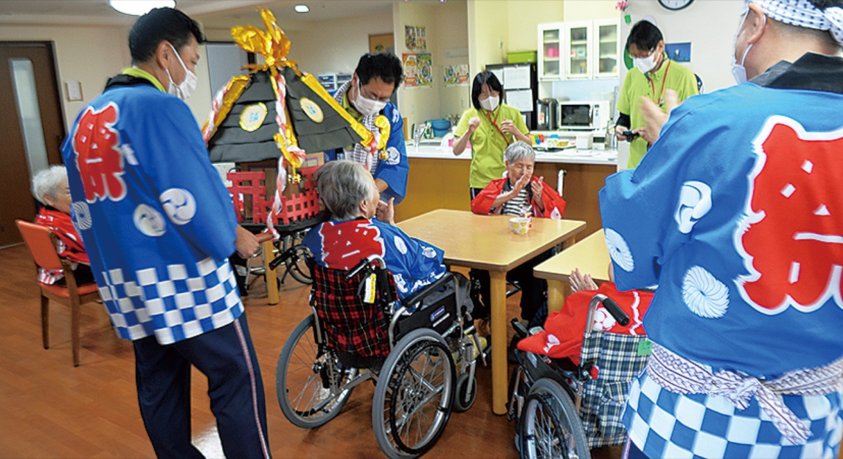 神輿を担ぐ利用者たち