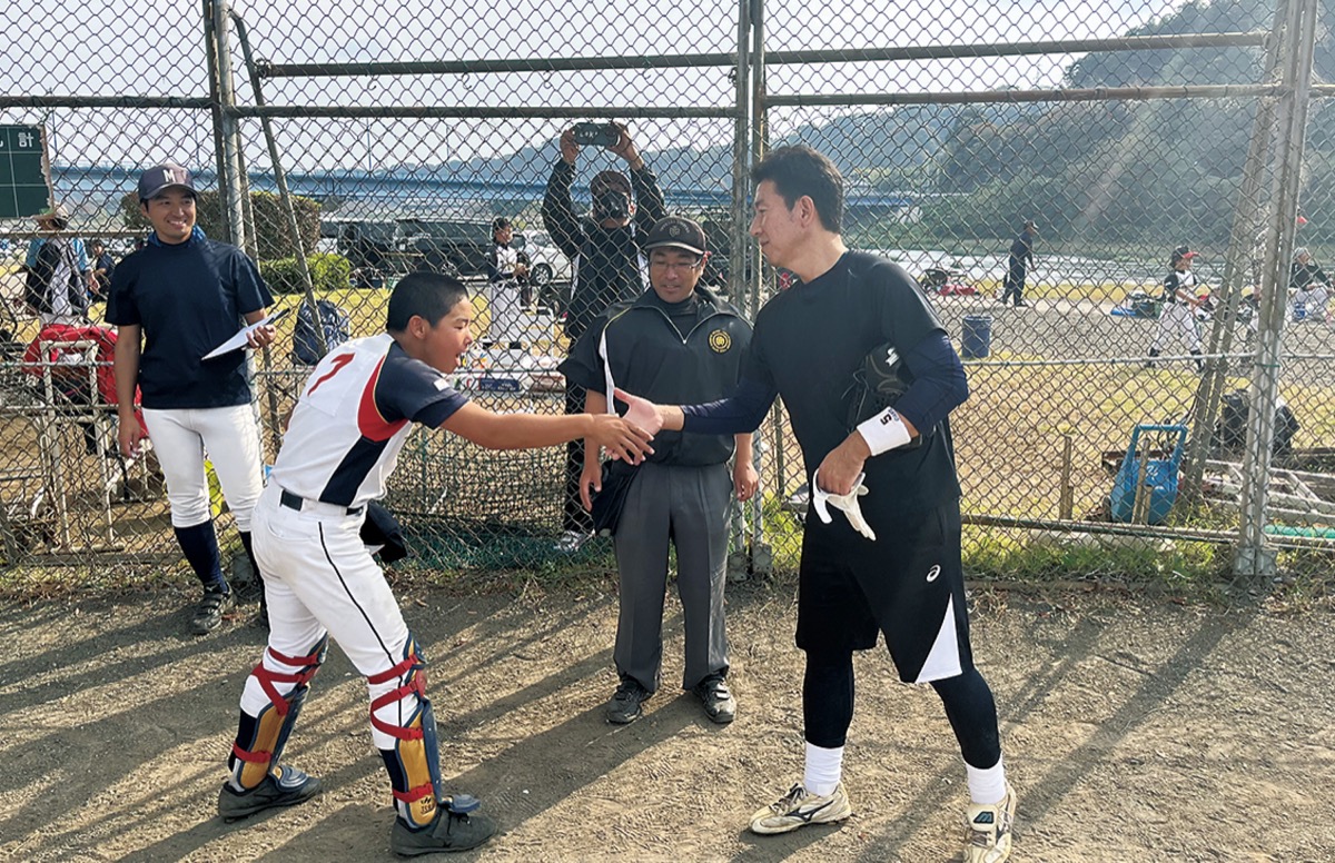 健闘を誓い握手する児童と教員＝同