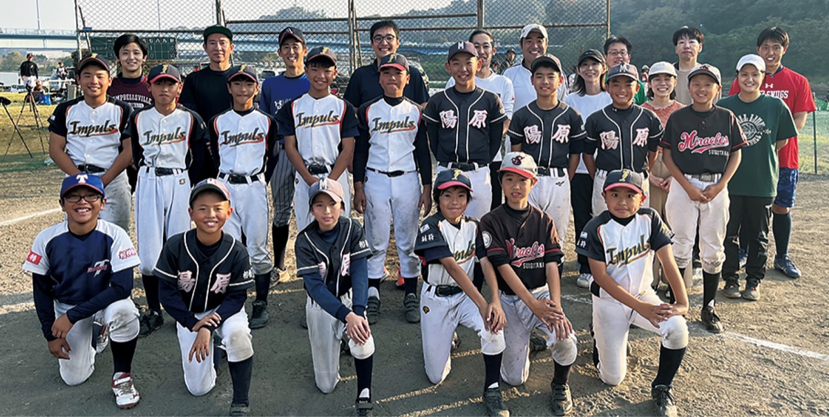 記念の集合写真＝主催者提供