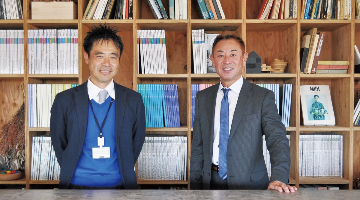 厚木市にある日比野設計で対談する裏木さん（左）と赤間理事長