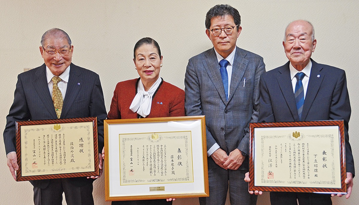 納税で功績の３人が訪問