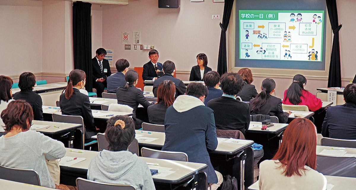 潜在教員を教壇に (写真1)