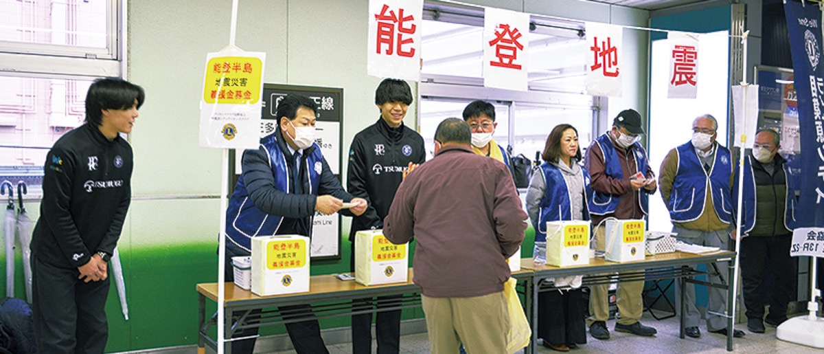 募金活動の様子（20日）。この日は地元社会人サッカークラブ「サルティスタ橋本 FC」のメンバーも参加した