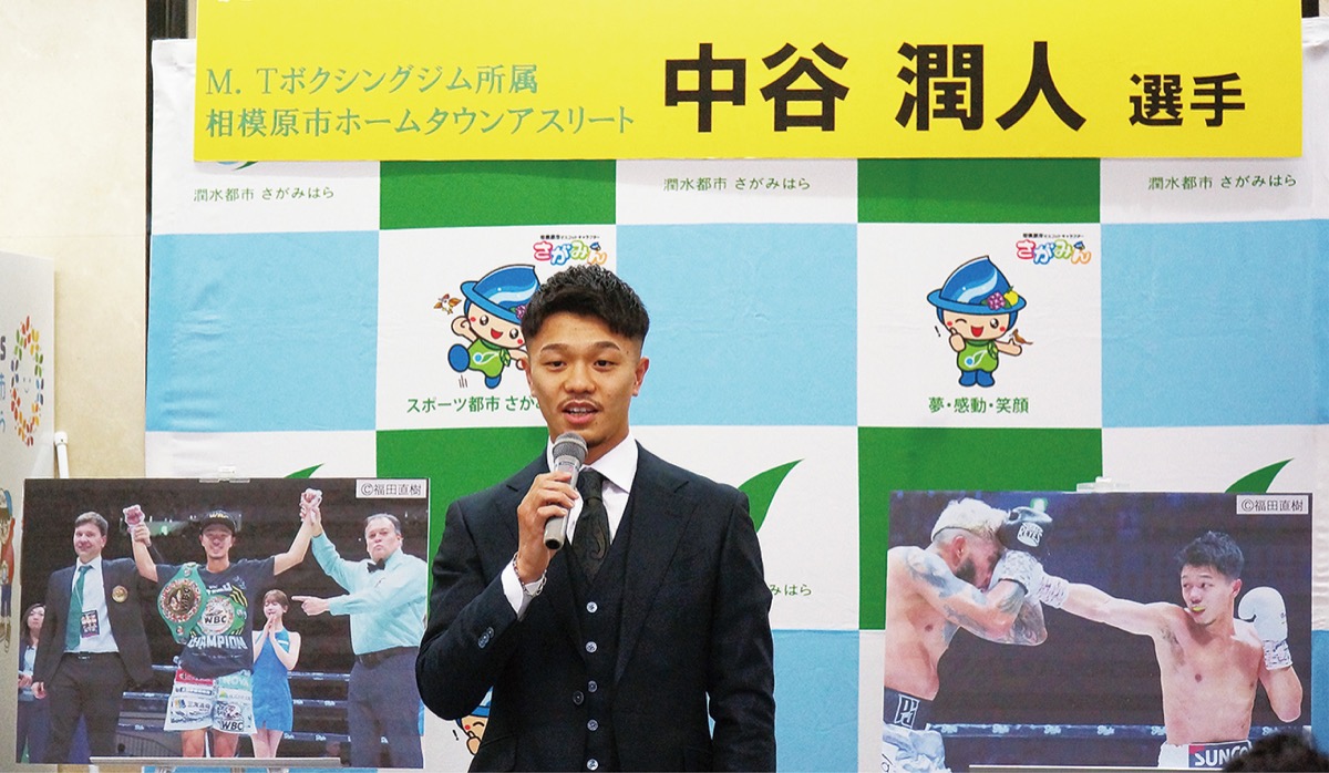 市民やファンの前であいさつする中谷選手(8日、市役所ロビー)