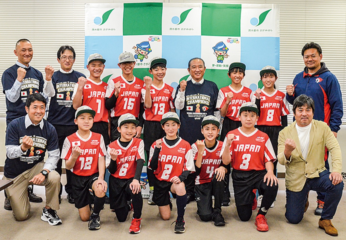 本村市長を訪問した石井ＧＭ、吉田英将ヘッドコーチ、八木英樹コーチ、薮田学コーチ、高崎純孝コーチ、山本順己事務局長、森本朱律さん、 尾形晃さん、大橋侑都さん、原田莉愛さん、鈴木洸詩郎さん、粂井仁さん、 藪田凜来さん、芦野開さん、藤曲海音さん、高崎純一郎さん