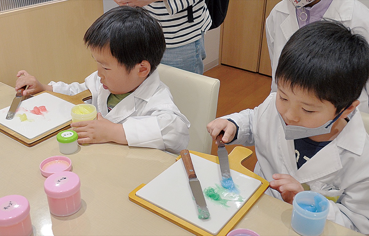 軟膏を混ぜ合わせる子どもたち