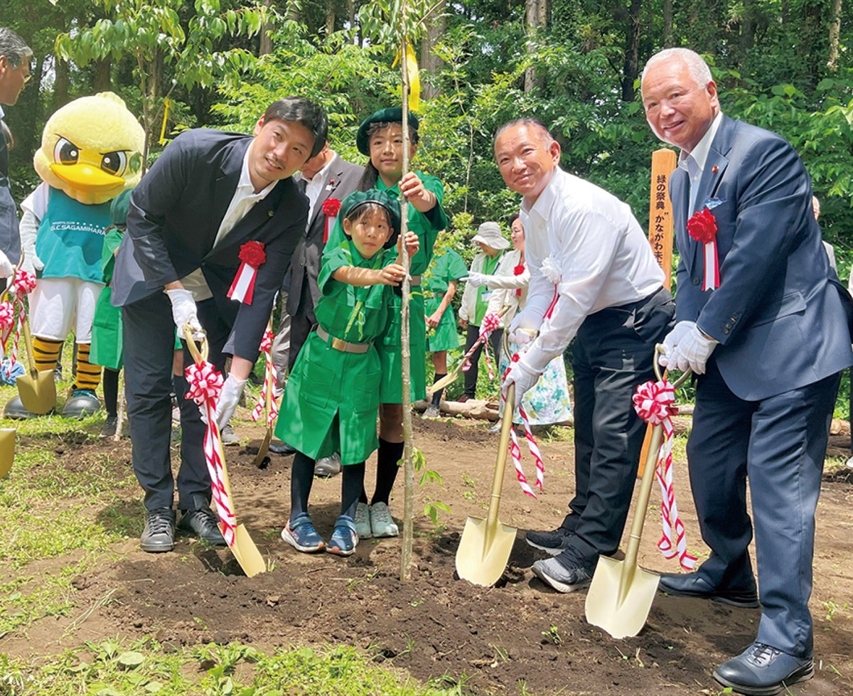 記念植樹に参加する西谷社長、本村市長ら