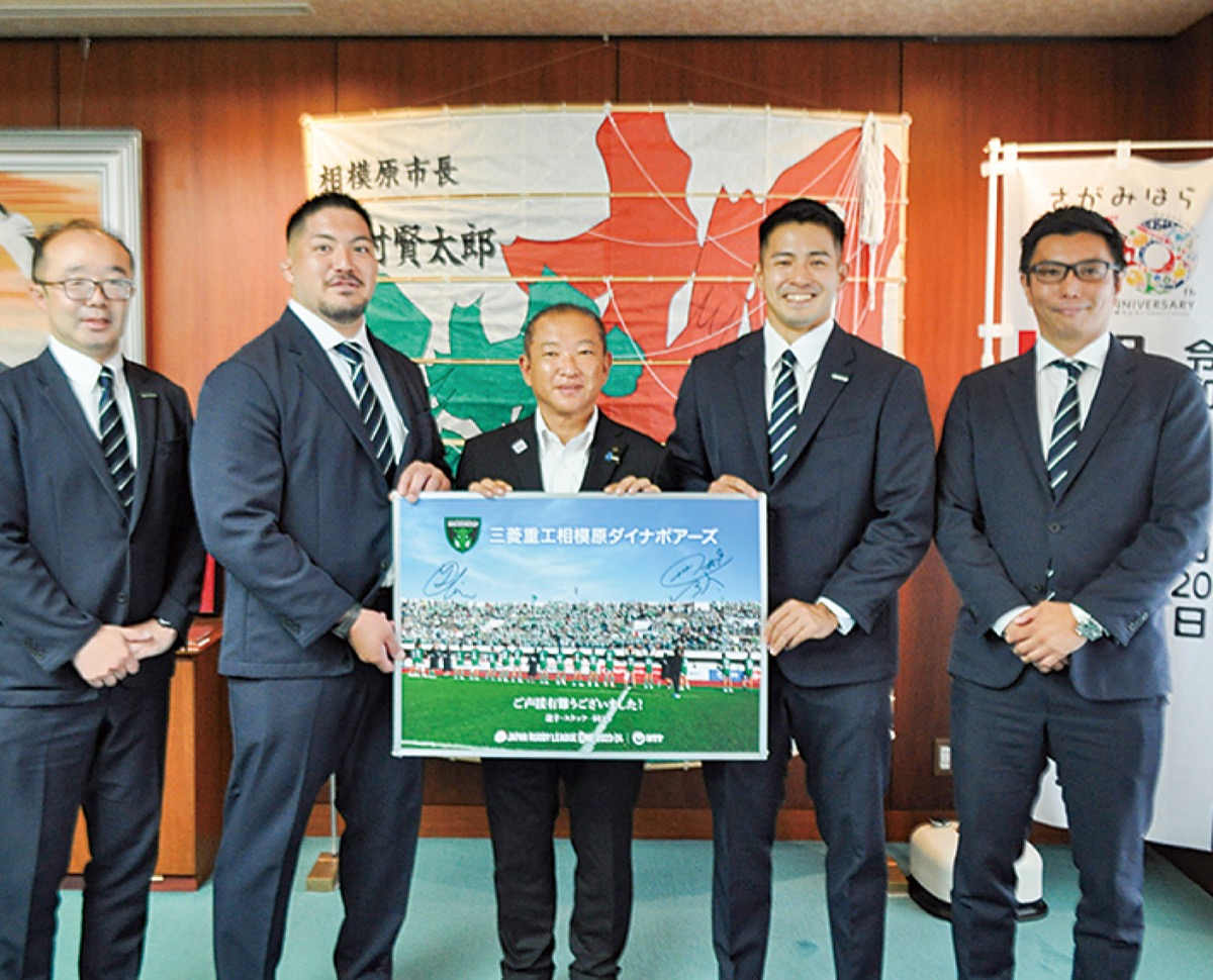 チームの4人と本村市長（中央）