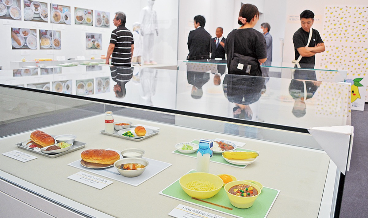 年代ごとに提供されていたメニューのサンプルが展示され話題を集めている