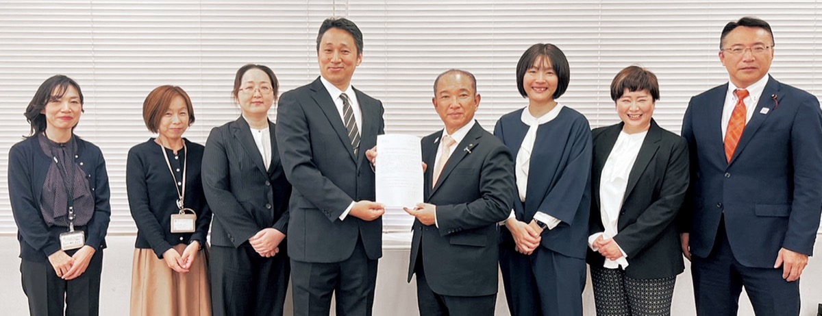 本村市長(中央右)に要望書を手渡す黒沢代表(中央左)=さがみはら介護支援専門員の会提供