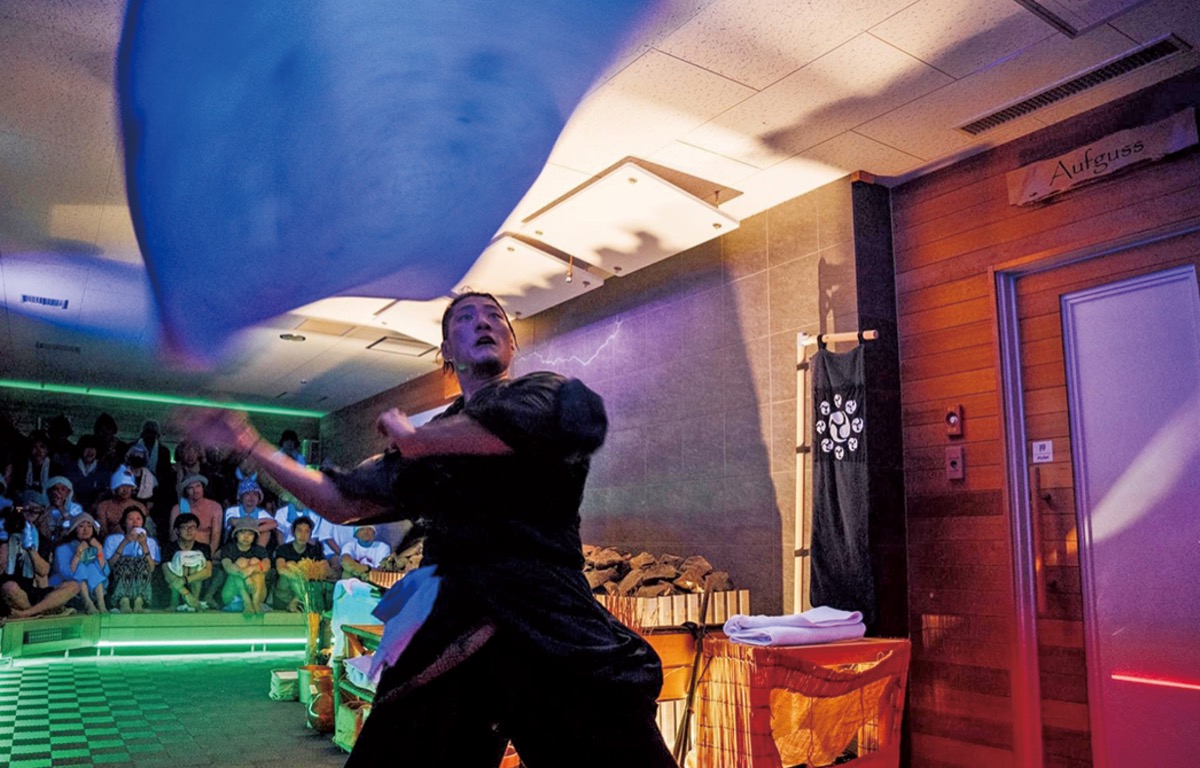 タオルを振る岡見さん