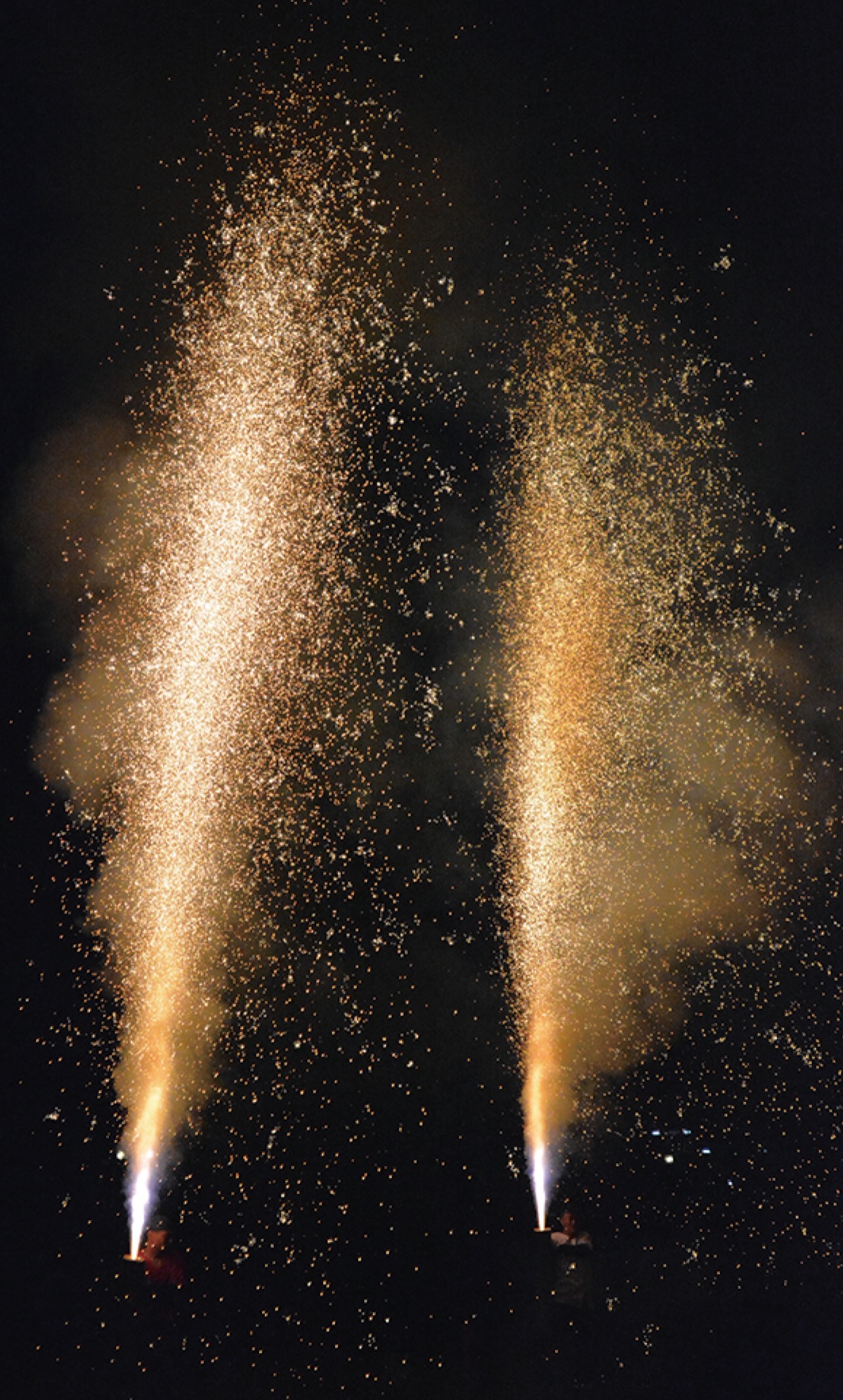 復活の花火に歓声