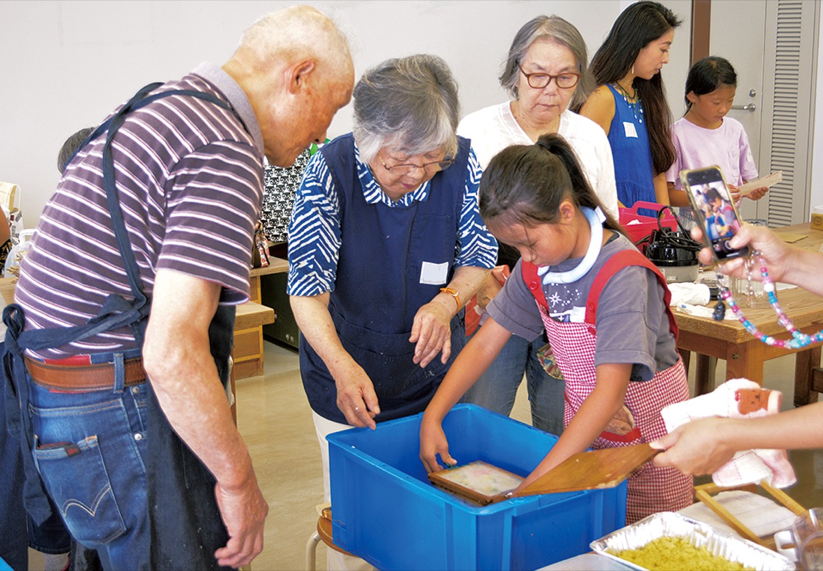 千羽鶴で紙漉き体験