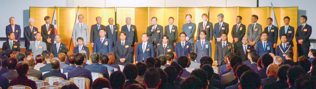 60周年祝い式典、盛大に